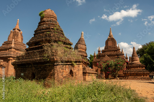 Parque arqueol  ogico de los antiguos templos y pagodas de Bagan. Myanmar