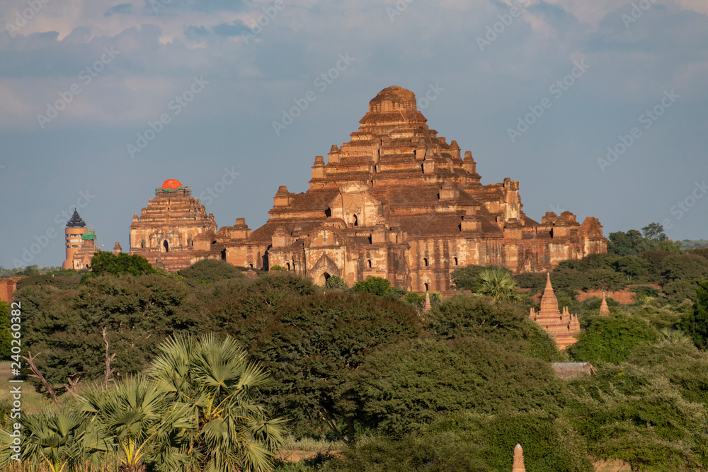 Vista del Templo Dhammayan Gyi en el parque arqueológico de Bagan. Myanmar Vista del Templo Dhammayan Gyi en el parque arqueológico de Bagan. Myanmar