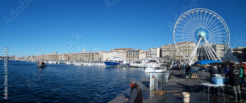 Commerce de poissons sur le vieux port de Marseille  photo