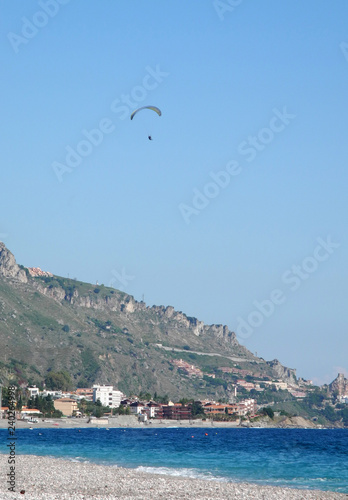 Gleitschirmflieger bei Taormina