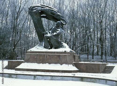 Canvastavla Warsaw Poland - January 2012: Fryderyk Chopin monument in the Royal Lazienki Par