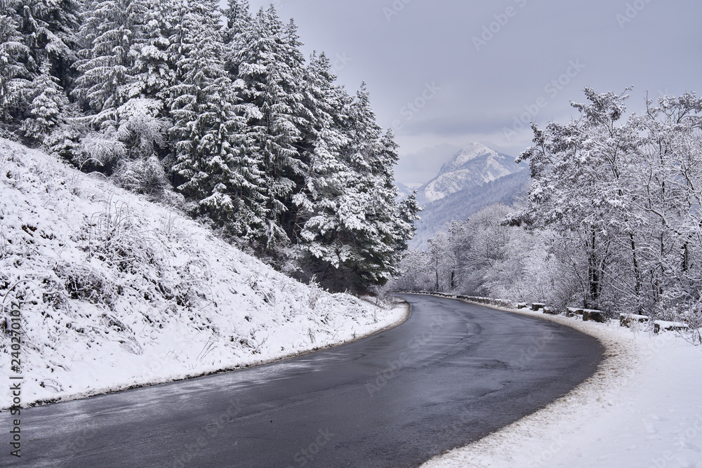 Obraz premium Winter road in the mountains