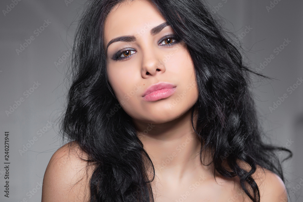 Naklejka premium Portrait of a attractive young woman