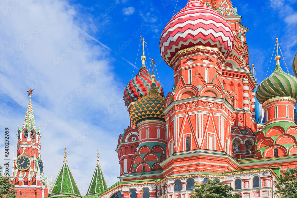 Φωτογραφία view of St. Basil's Cathedral and the Spasskaya Tower in Moscow