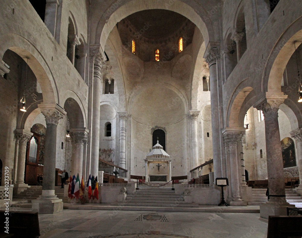 Cattedrale di Bari; presbiterio con ciborio dalla navata centrale