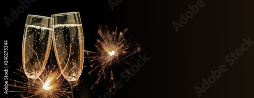 Canvas Print Sparkling wine tinkelt in the glasses, greeting card Valentine's Day, banner