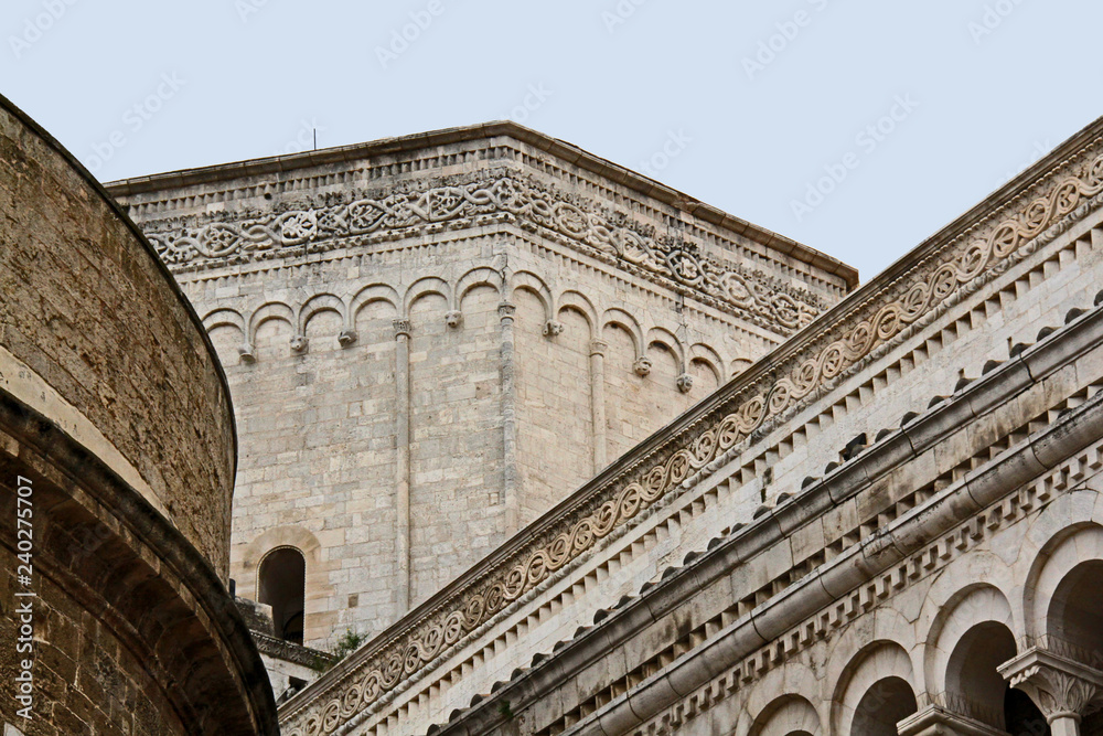 Cattedrale di Bari; il tiburio emerge sopra il loggiato sul fianco nord