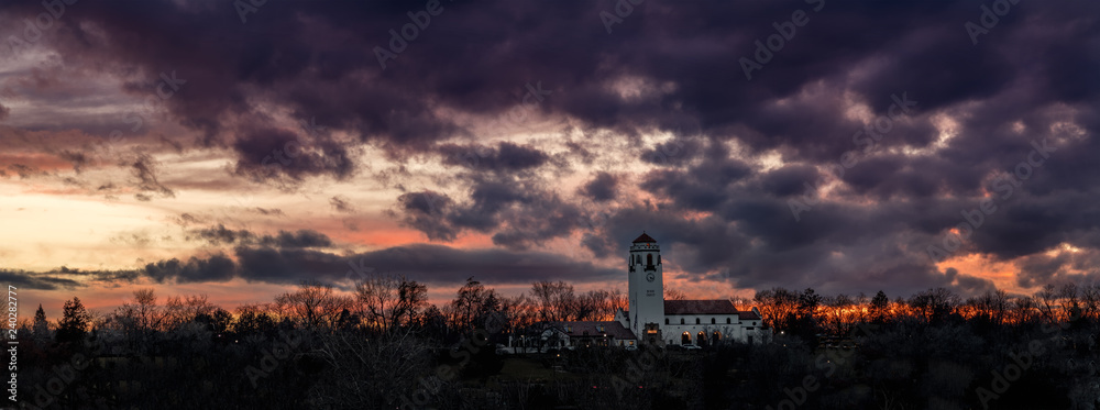 Fototapeta premium Beautiful sunset over the Iconic Depot in Boise Idaho
