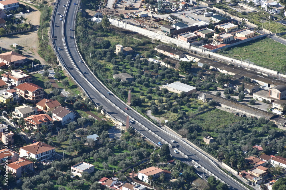 tratto autostradale di Capaci (Palermo) dove la mafia ha fatto scoppiare la bomba che ha ucciso il giudice falcone e la sua scorta