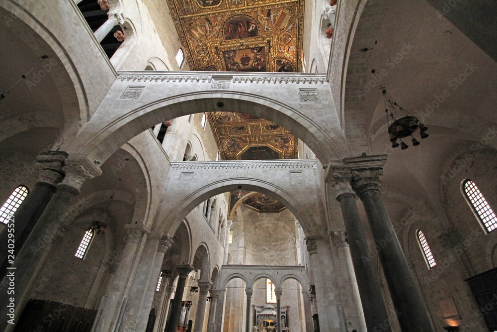 Bari, chiesa di San Nicola; la navata centrale con la struttura ad archi non allineati