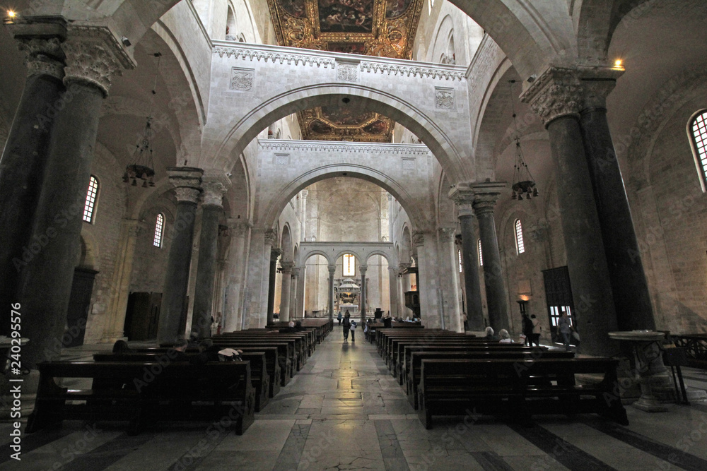 Bari, chiesa di San Nicola; la navata centrale con la struttura ad archi non allineati