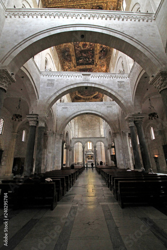 Bari  chiesa di San Nicola  la navata centrale con la struttura ad archi non allineati