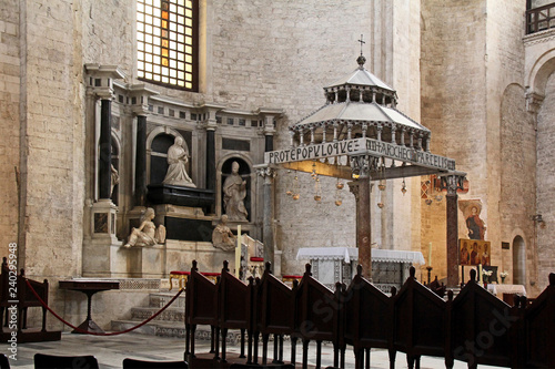 Tela Bari, chiesa di San Nicola; il presbiterio con un elaborato ciborio