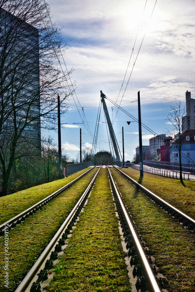 Stütze (Pylon) der Hängebrücke für Straßenbahn und Fugänger der Linie 23 in München, Schwabing Stütze (Pylon) der Hängebrücke für Straßenbahn und Fugänger der Linie 23 in München, Schwabing