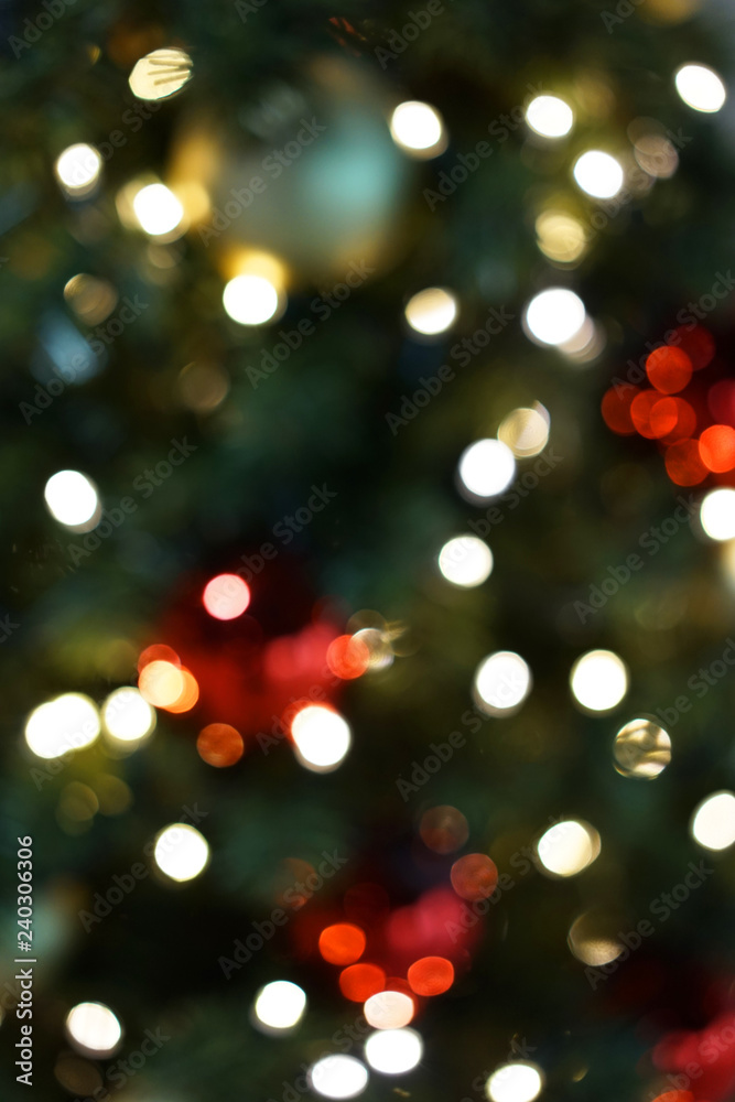 Obraz premium Blurred Decorated Christmas tree background.