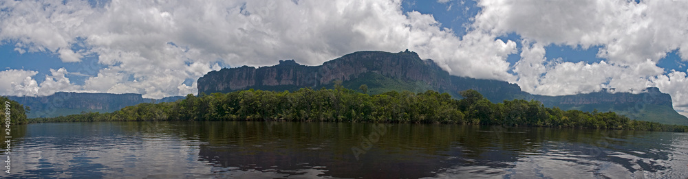 El Auyantepuy visto desde el rio Carrao