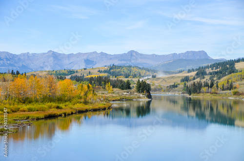 秋のカナディアンロッキー ボウ・バレー・トレイル沿いの湖（カナナスキス・カントリー カナダ・アルバータ州）
