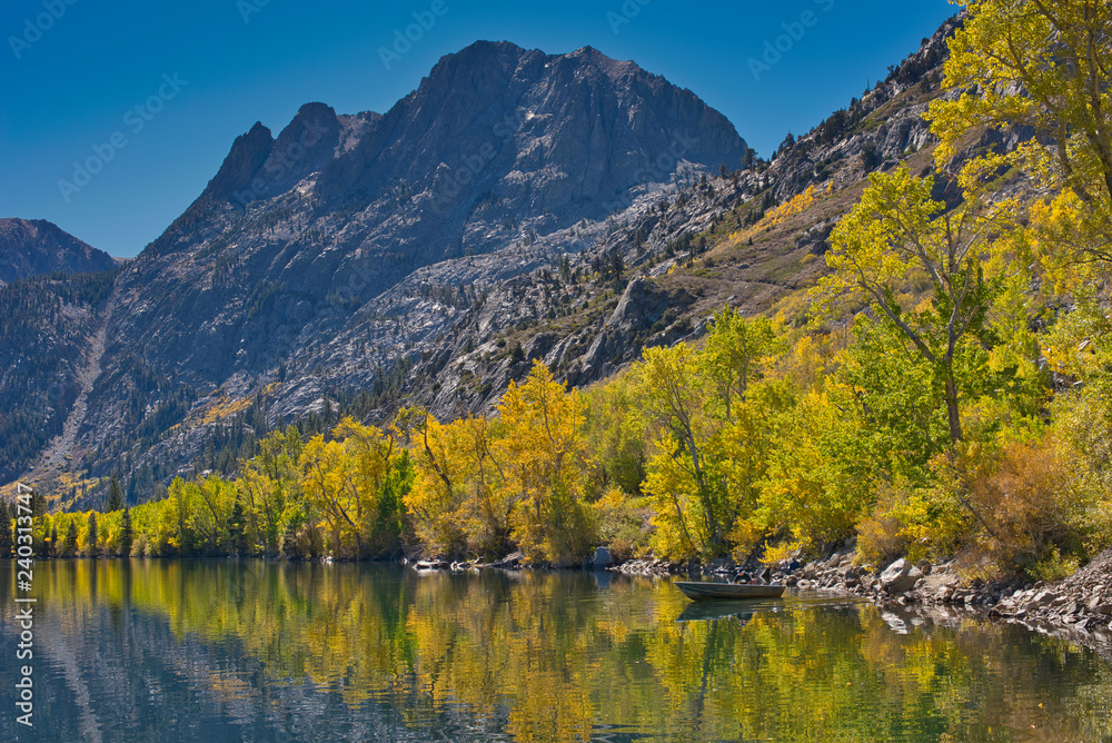 Obraz premium June lake, Fall color in Eastern Sierra