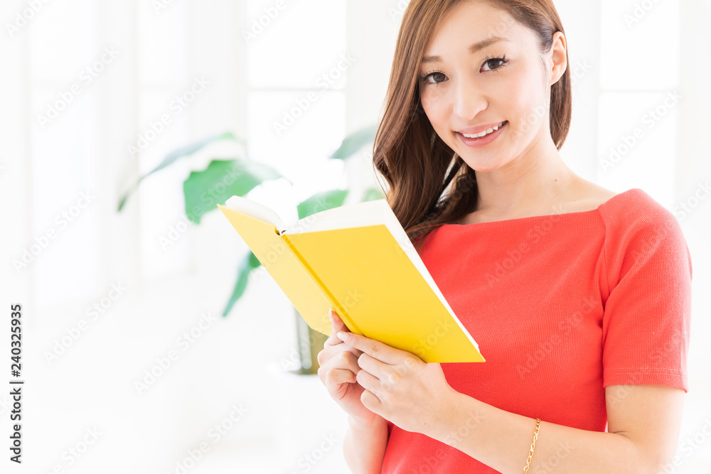 本を読む女性