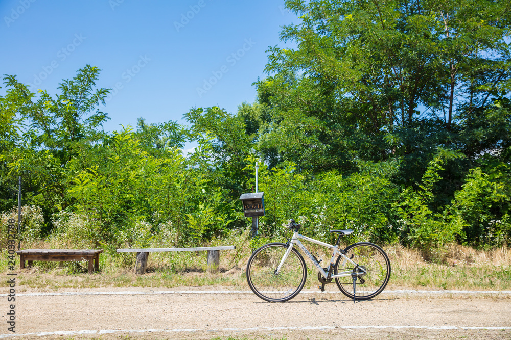 自然の中にある自転車の写真（サイクリング）