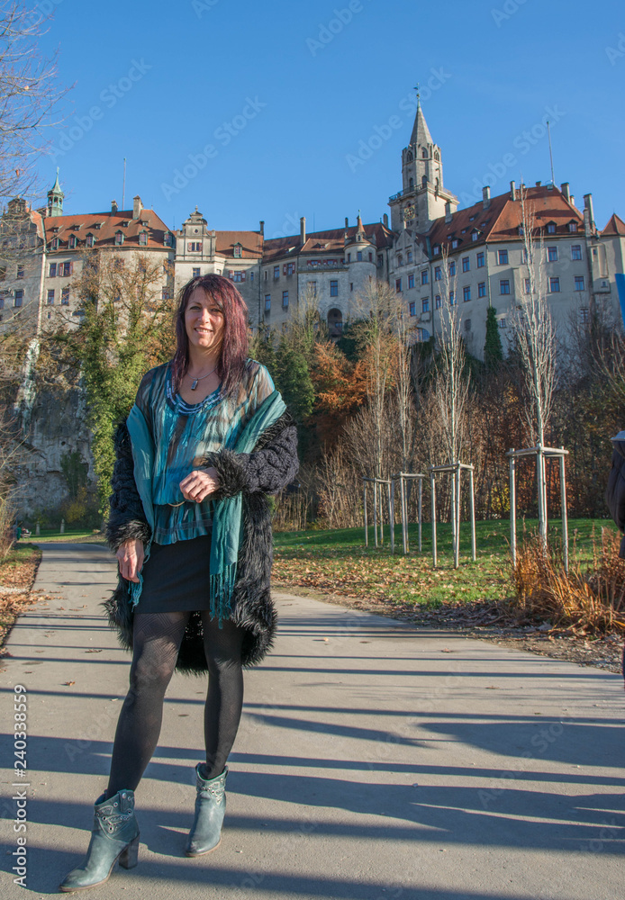 Obraz premium hübsche frau vor einem Schloss