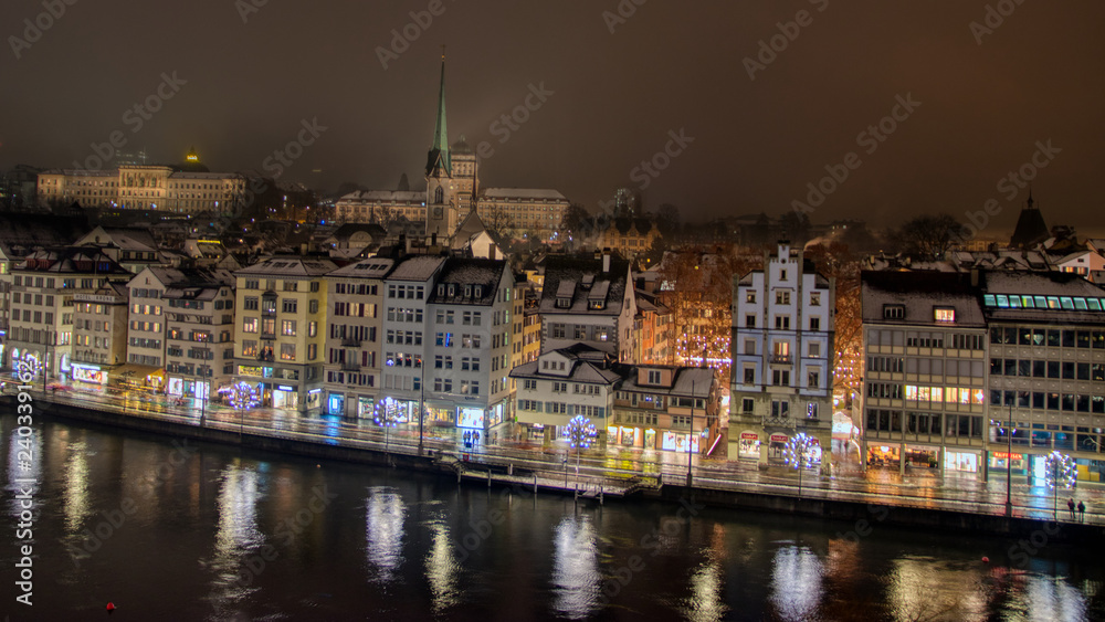 Zürich - Häuserfront an der Limmat zu Weihnachten in der Nacht
