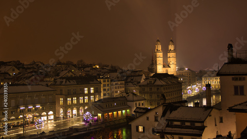 Obraz na płótnie Über Zürichs Dächern in einer Winternacht w salonie