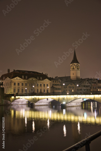 Obraz na płótnie Zürich und St. Peter-Kirche bei Nacht im Winter w salonie