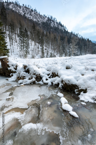 gefrohrener und eisiger Wasserfall in Bayern, Tatzelwurm Wasserfälle 