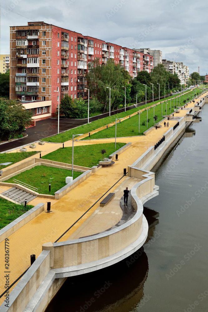 Naklejka premium Kaliningrad, Russia - 18 August 2016: townspeople walk on the new promenade Admiral Tributs