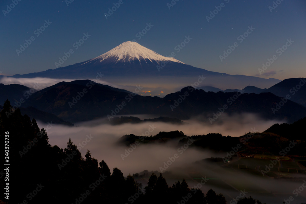 静岡市吉原から月光に照らされた富士山と雲海