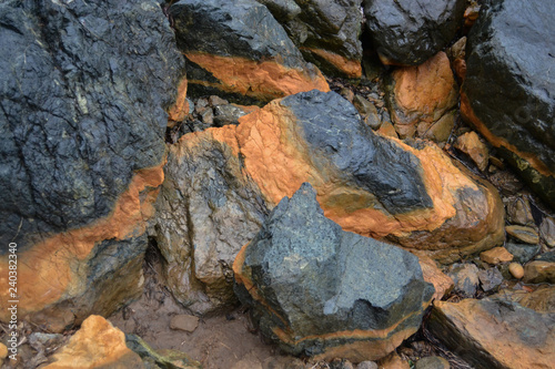 veins of iron in sea stones