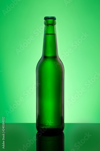 Bierflasche grün mit Kronkorken