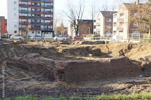 Bei Bauarbeiten in Wesel kommen Mauern von 1700 zum Vorschein photo