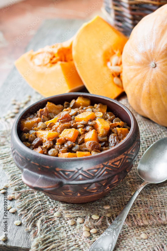 Spicy curry with green lentils, pumpkin and raisins