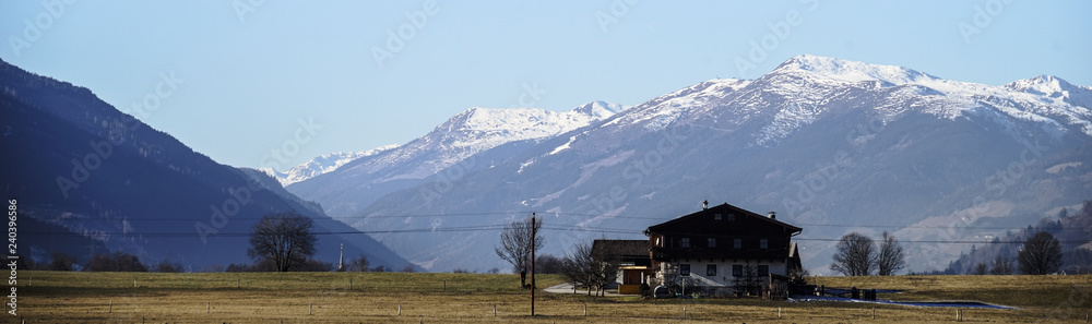 Winterpanorama. Winterstraße. Winterurlaub. Österreich. Italy.