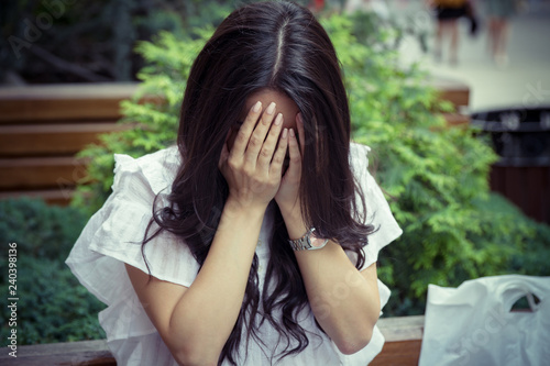 Fotografie sad woman in street