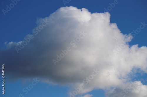 Blauer Himmel und weiße Wolke - Stockfoto