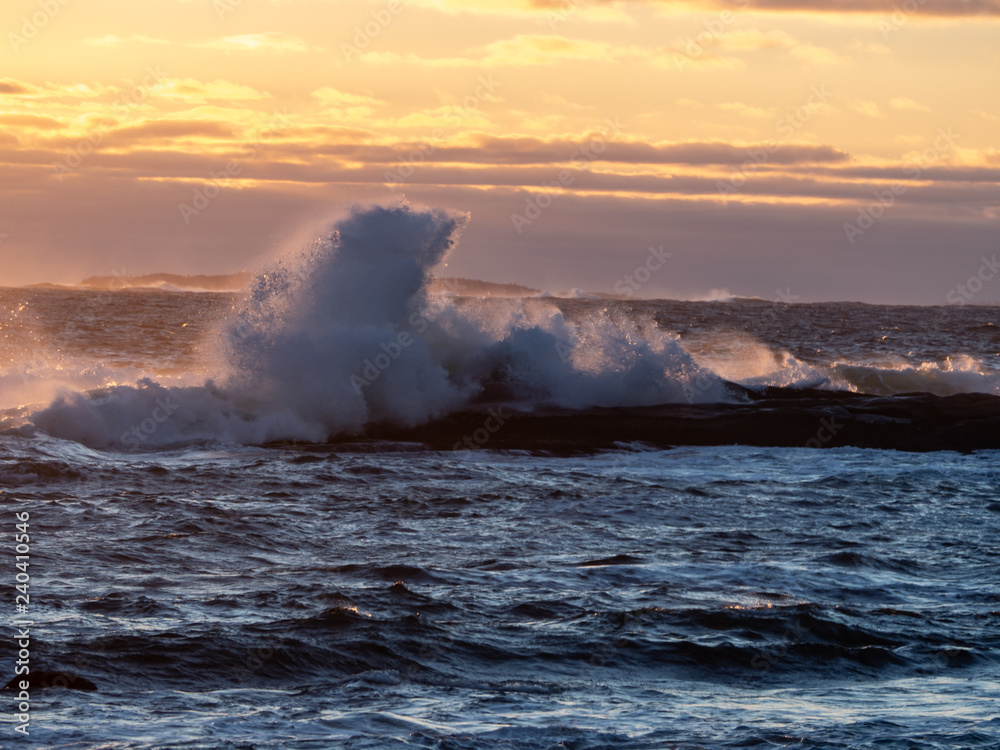 Obraz premium Winter waves at Peggy's Cove in Nova Scotia during sunset, peaceful, waves, powerful.