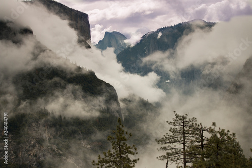 Fotografie Clouds in Yosemite Valley