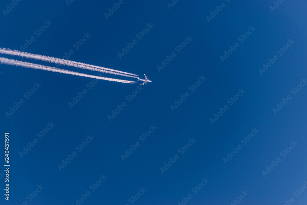 Fototapeta premium Airbus mit Kondensstreifen