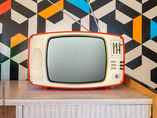 Tableau sur toile Retro television with vintage wallpaper in the background