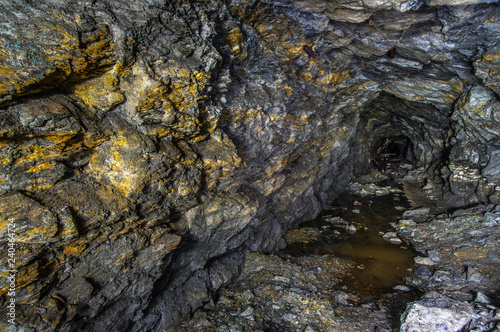 Obraz na płótnie Gold ore in an old mine w salonie