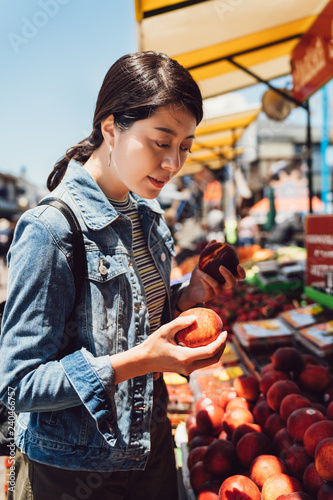 Canvas Print young local asian lady in farmer market