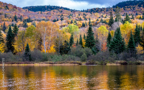 Fototapeta Naklejka Na Ścianę i Meble -  Beautiful autumn scenery at Mont Tremblant National Park in the beautiful province of Quebec in Canada