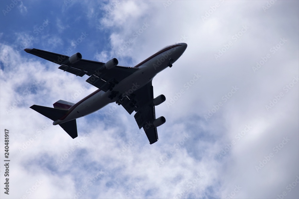 Fototapeta premium Flugzeug im Vorbeiflug von unten fotografiert