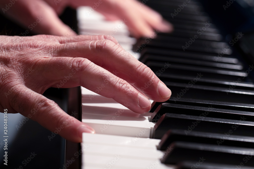 Obraz premium Piano playing keyboard