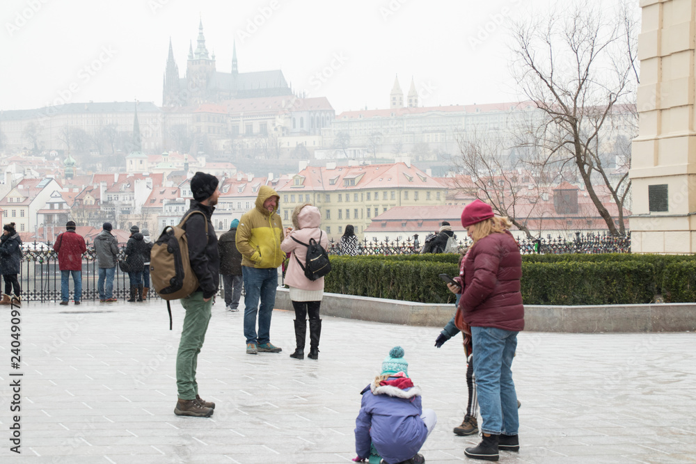 Obraz premium Tourists at the Charles bridge
