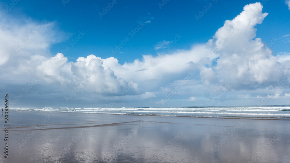 Obraz premium blue sky with clouds reflected in water