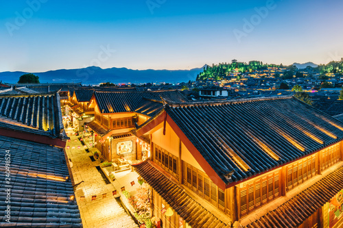 Nocy scena lew góra w Dayan Antycznym mieście, Lijiang, Yunnan prowincja, Chiny